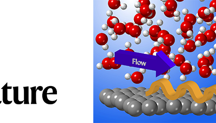 Friction quantique induite par les fluctuations dans les écoulements d’eau à l’échelle nanométrique