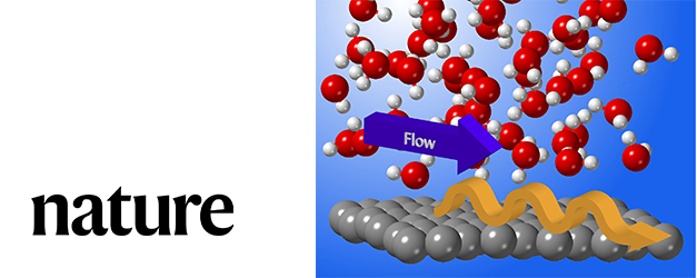 Friction quantique induite par les fluctuations dans les écoulements d’eau à l’échelle nanométrique